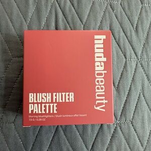 HUDA BEAUTY Blush Filter Palette in Bold Red